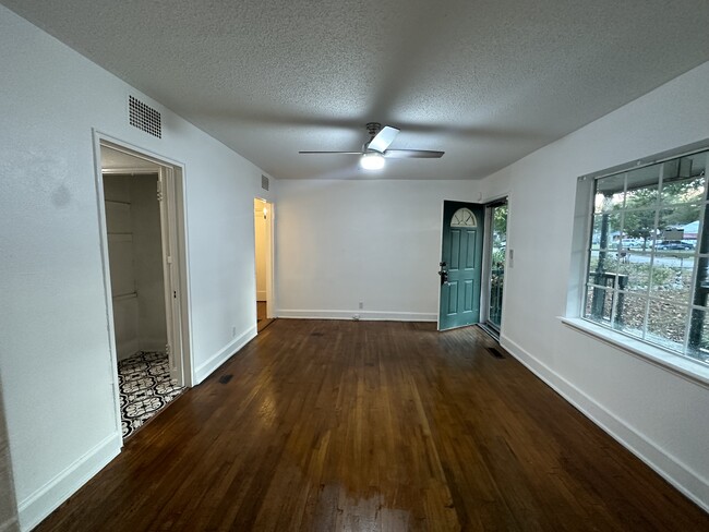 Building Photo - 735 E Henderson Dr