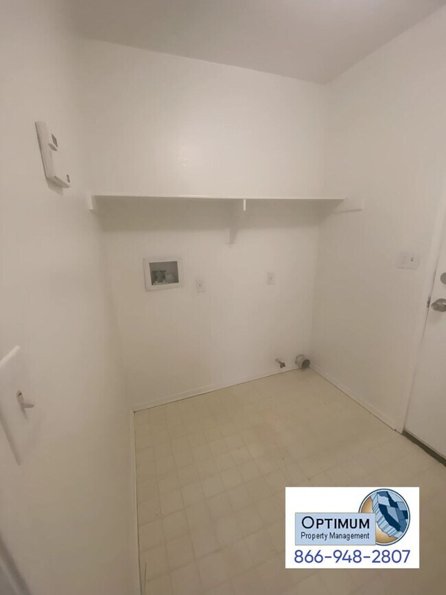 Building Photo - Charming 3-Bedroom, 2-Bathroom Home with E...