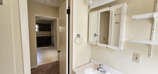 Building Photo - 725 Powell Dr