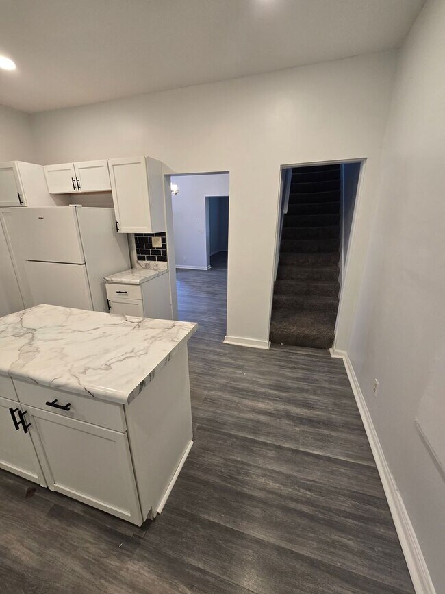 Building Photo - 3 BEDROOM SINGLE FAMILY