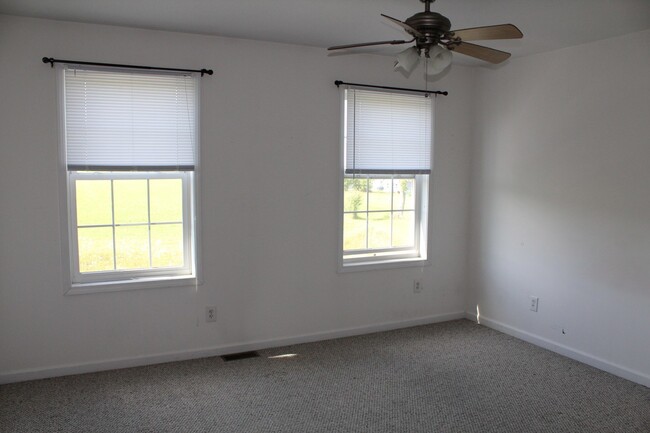 Building Photo - 4 Bed 3.5 Bath with a Inground Pool