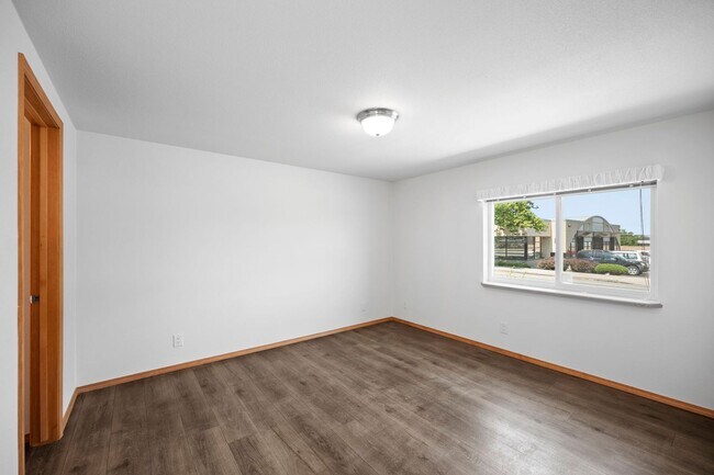 Building Photo - Brand New University District Home - Conve...