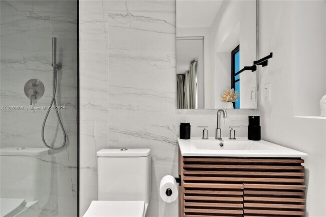 Building Photo - 2500 Bayview Dr