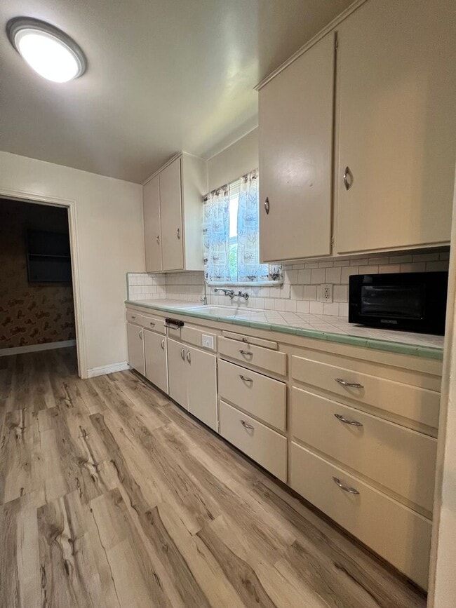 Building Photo - Madera home for rent- corner lot with solar