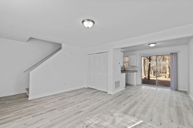 Building Photo - 608 Hilltop Dr
