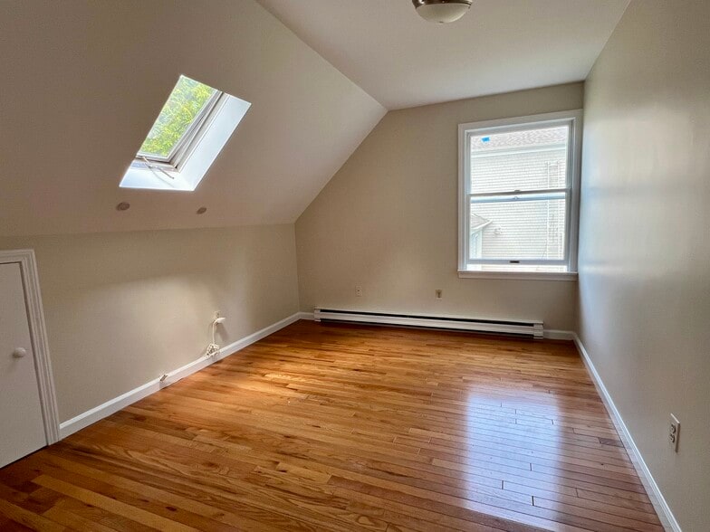Bright Bedroom - 99 Spruce St
