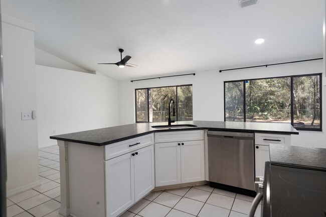 Building Photo - Wonderful & Private