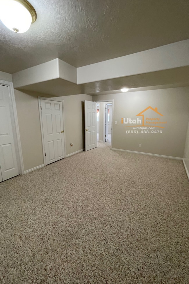 Building Photo - East Layton 6 Bdrm 3 Bth 2 car garage home.