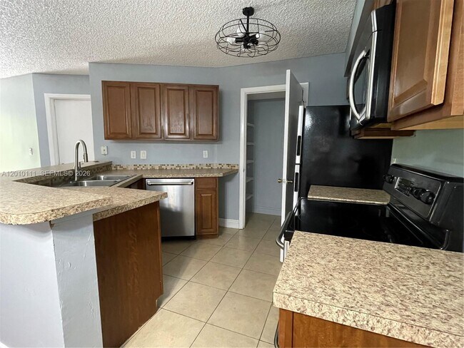 Building Photo - 9999 Summerbreeze Dr