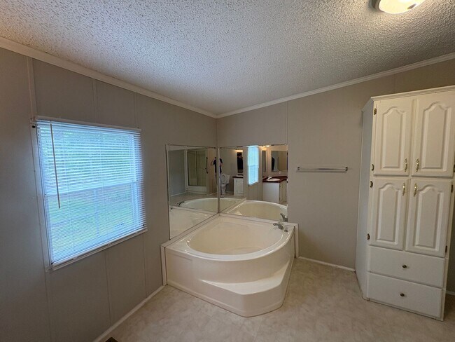 Building Photo - For Rent