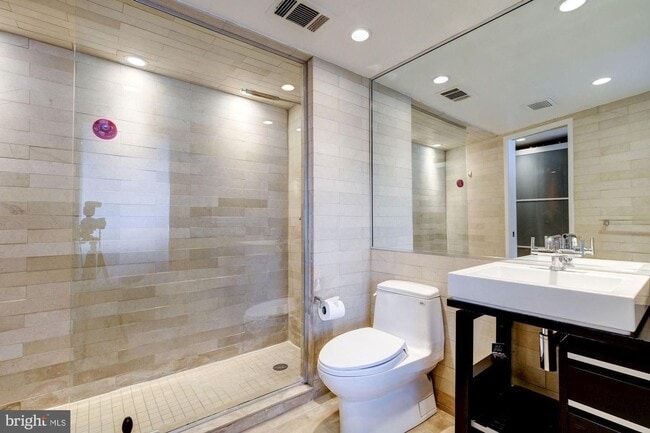 Building Photo - GEORGETOWN - 2 level 2/2.5 Custom Condo City Living W/ UNDERGROUND PARKING!!