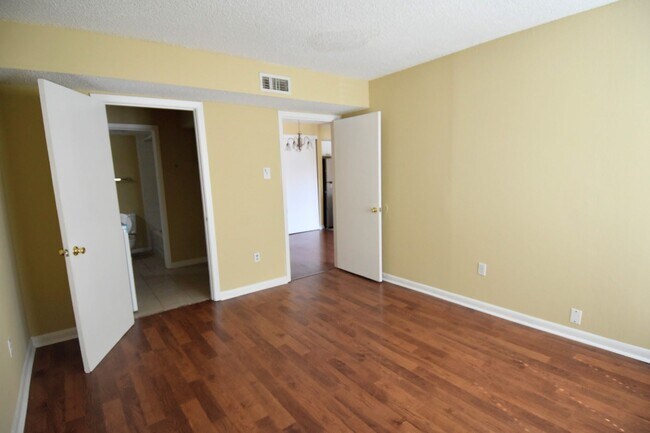 Building Photo - 6747 Quail Hollow Ct