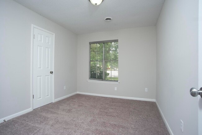 Building Photo - Spacious 3 bedroom/2 bath ranch- South Huntsville!