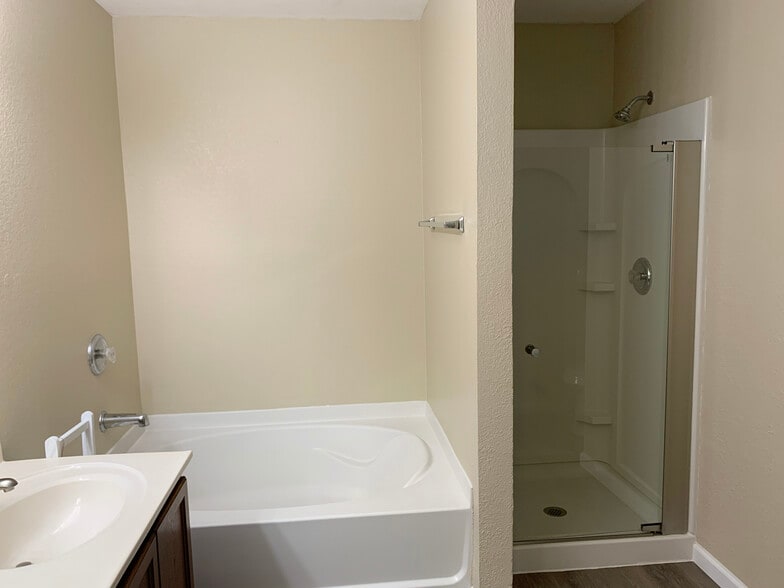 Main Bathroom - 3014 Lake Terrace Dr