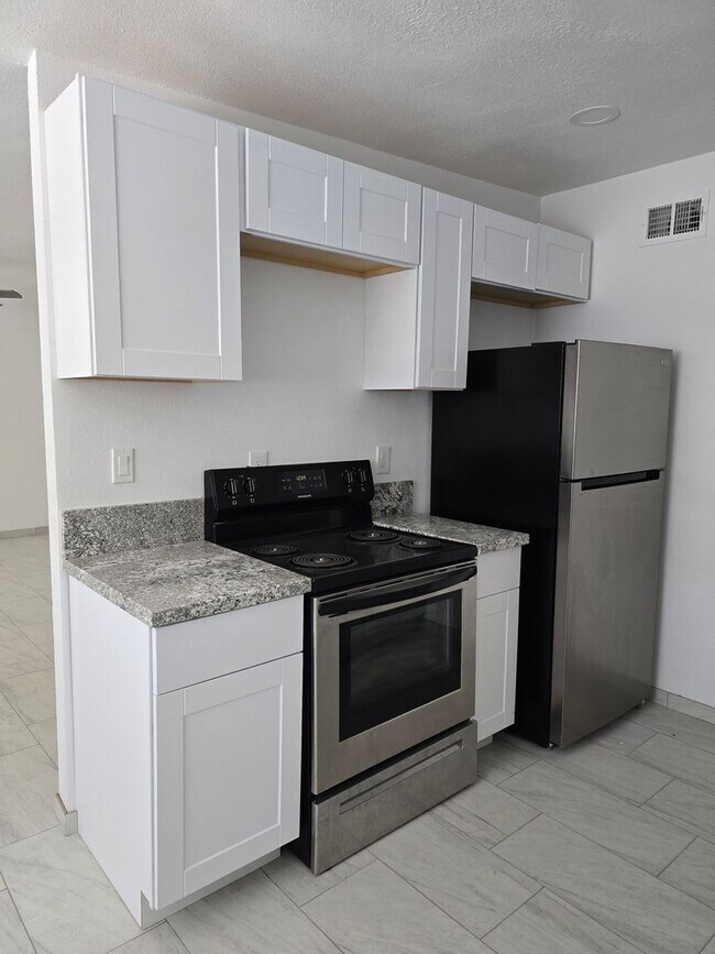 Building Photo - 511 N Iroquois Ave
