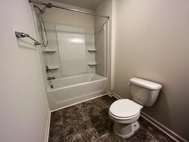 Building Photo - Beautiful 3 bedroom, 2 1/2 bathroom home i...