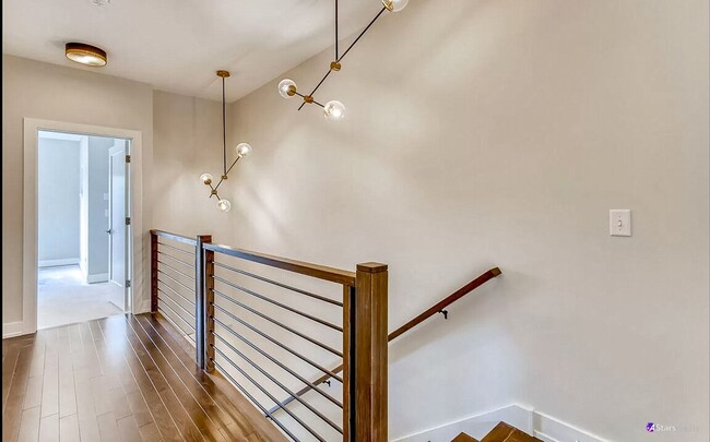 Building Photo - Luxurious 3 bed 3 bath townhome in Glen Ellyn