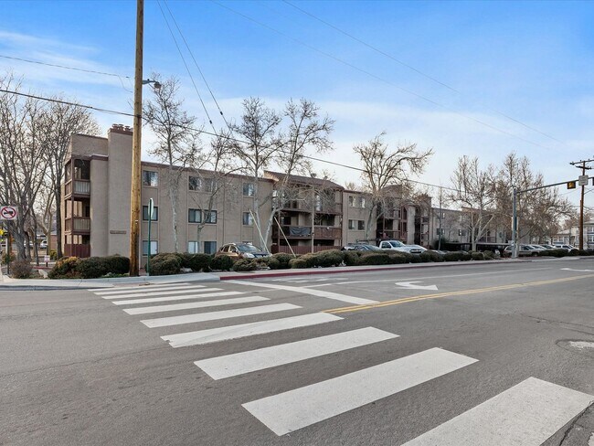 Building Photo - 2955 Lakeside Dr
