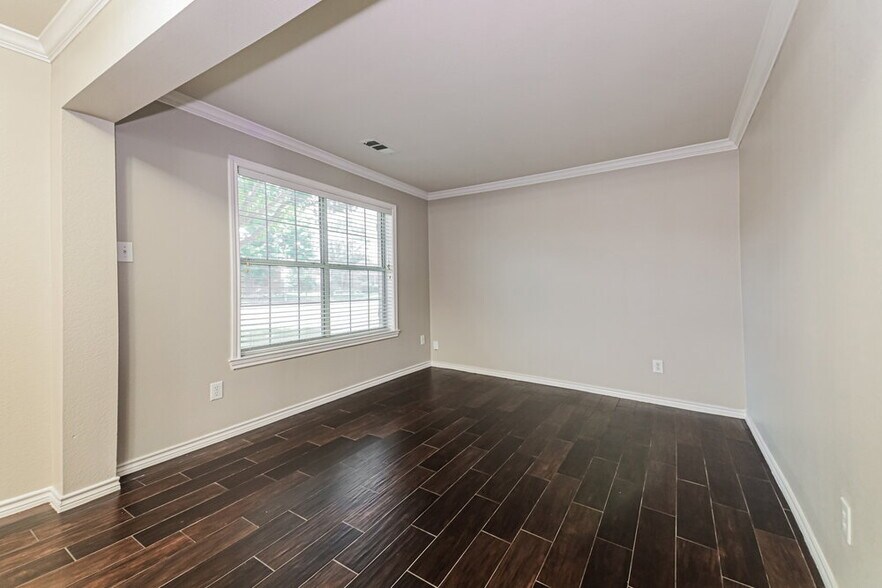 Building Photo - 8811 Eastwood Ave