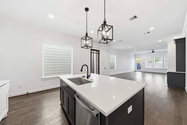 Building Photo - 819 W 19th St