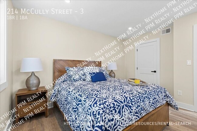 Building Photo - Updated 1 bedroom with office and in unit ...