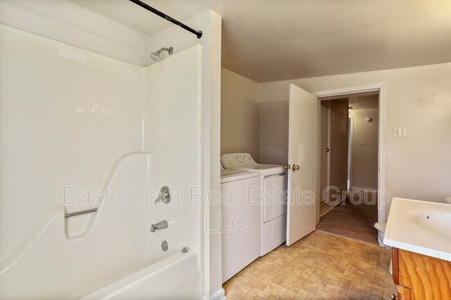 Building Photo - 2 Bedroom, 1 Bath, Central Air Conditioning, Washer Dryer in unit.