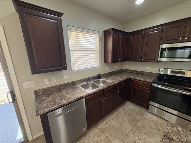 Building Photo - 2,500 sq ft 4 bedroom + Den home in Rancho Sahuarita