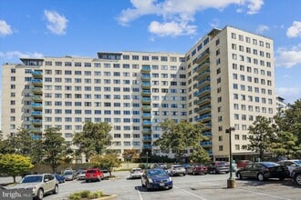 Building Photo - Renovated 2 bedroom, 1 bath with lots of natural light.