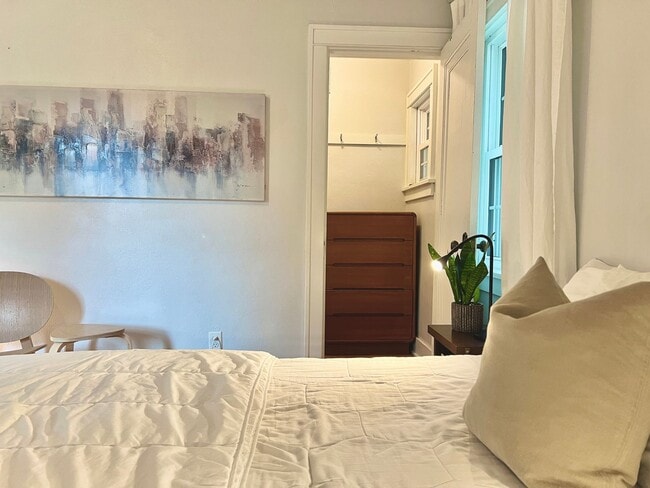 Building Photo - The Ideal TC Downtown Retreat