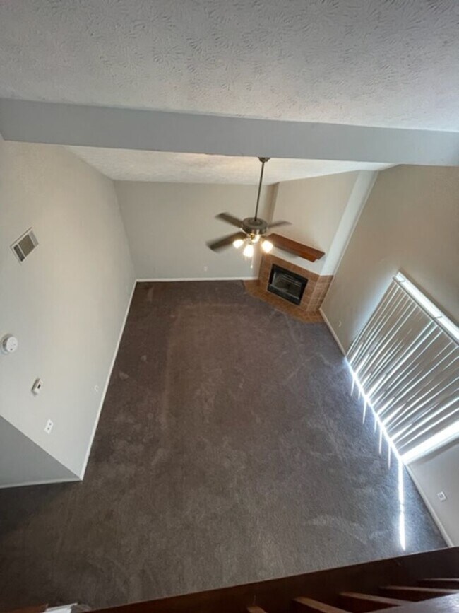 Building Photo - 3 Bedroom Home Available !