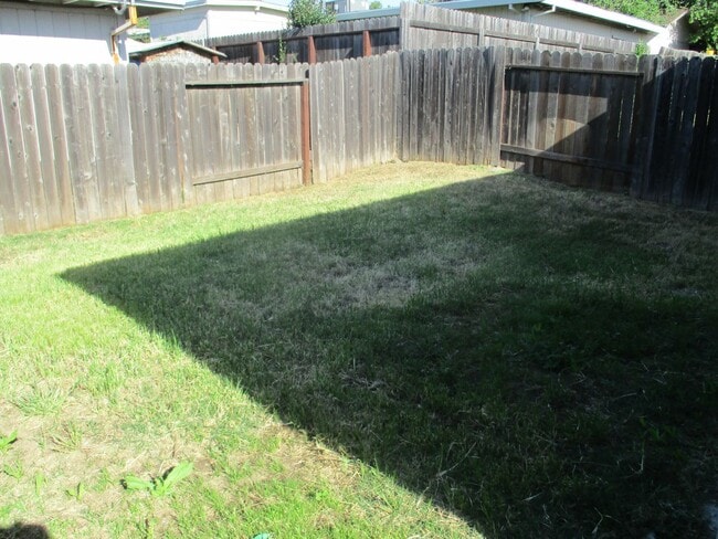 Building Photo - NICE 2 BEDROOM DUPLEX!