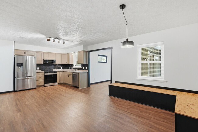 Building Photo - 703 Pineview Ct