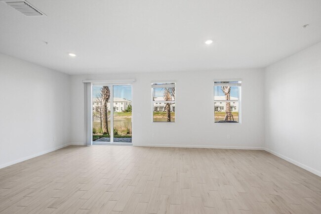 Building Photo - 587 Salisbury Cir