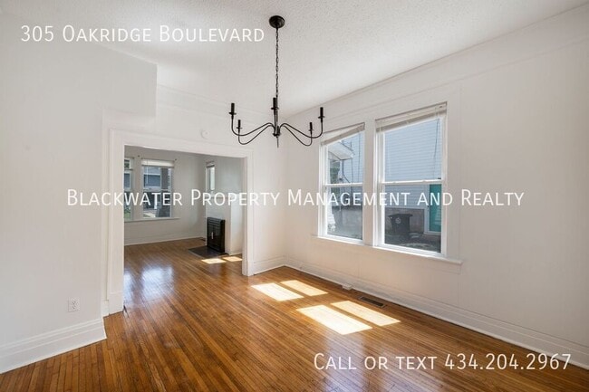 Building Photo - 305 Oakridge Blvd