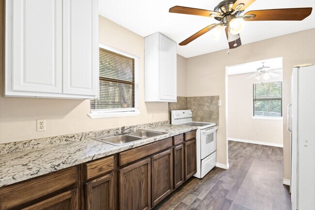 Building Photo - Move-In Ready 3-Bedroom Home in Beautiful Lakehills