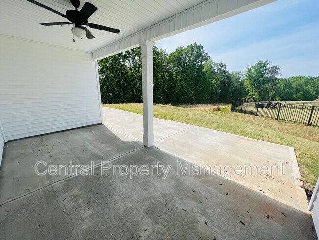 Building Photo - 102 Lariat Ct