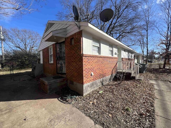 Building Photo - 1106 Stratford Rd