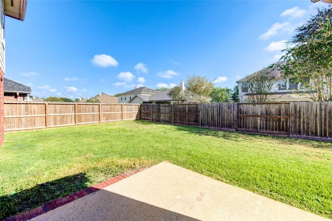 Building Photo - 5527 Gatesprings Ln