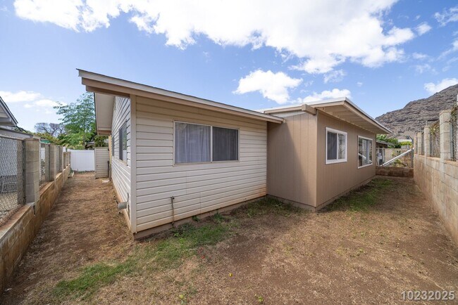 Building Photo - Versatile 3-Bedroom Home with Extended Spa...