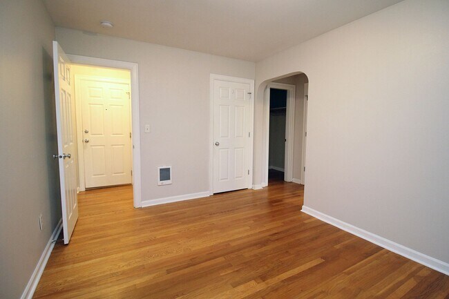 Building Photo - Upper Level Chasselton 1 Bedroom Condo in ...