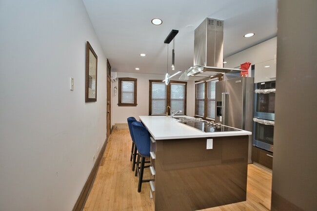 Building Photo - 2437 W North Shore Ave