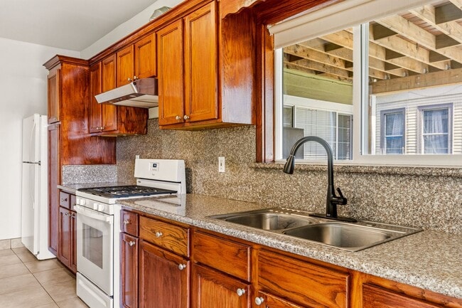 Building Photo - Newly Remodeled 4-Bedroom Oakland Duplex with Gated Parking