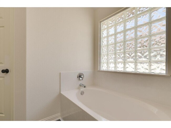 Building Photo - 200 Middle Creek Dr