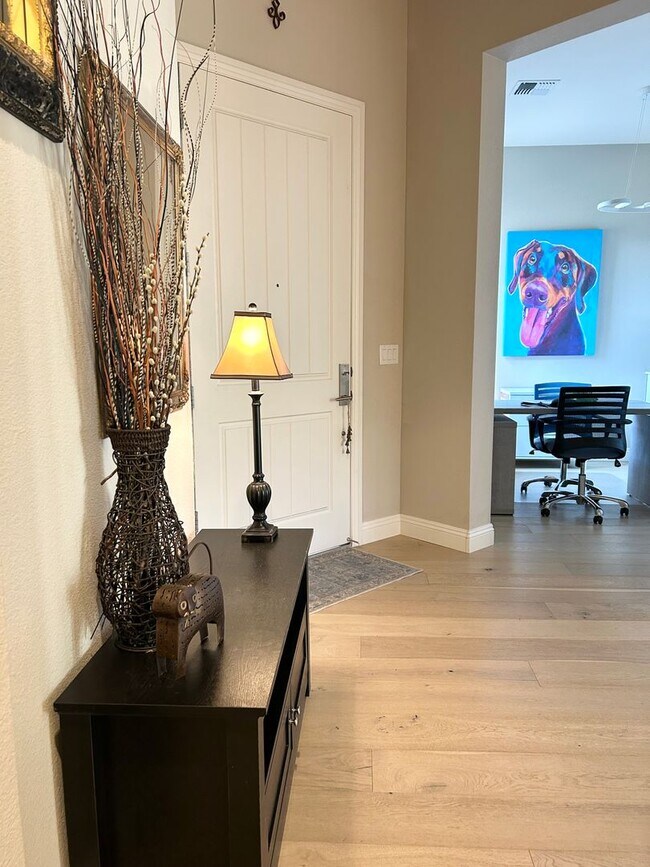 Building Photo - Luxury 55+ Executive Home- Fully Furnished