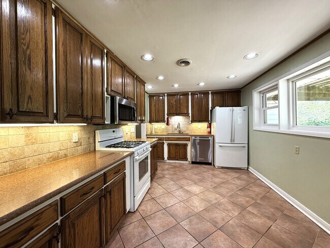 Building Photo - Timeless Comfort in Midwest City – 3BR Hom...