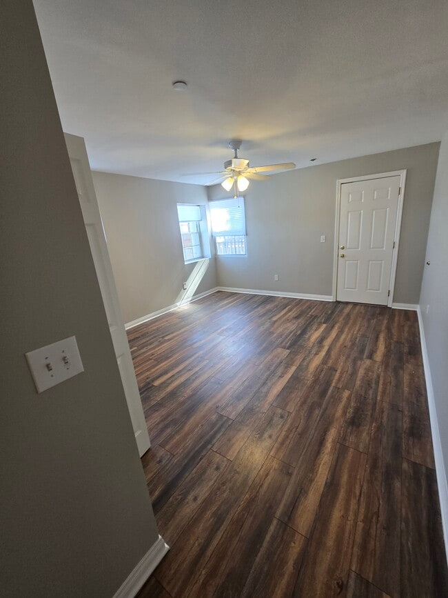Building Photo - 833 Skyland Dr