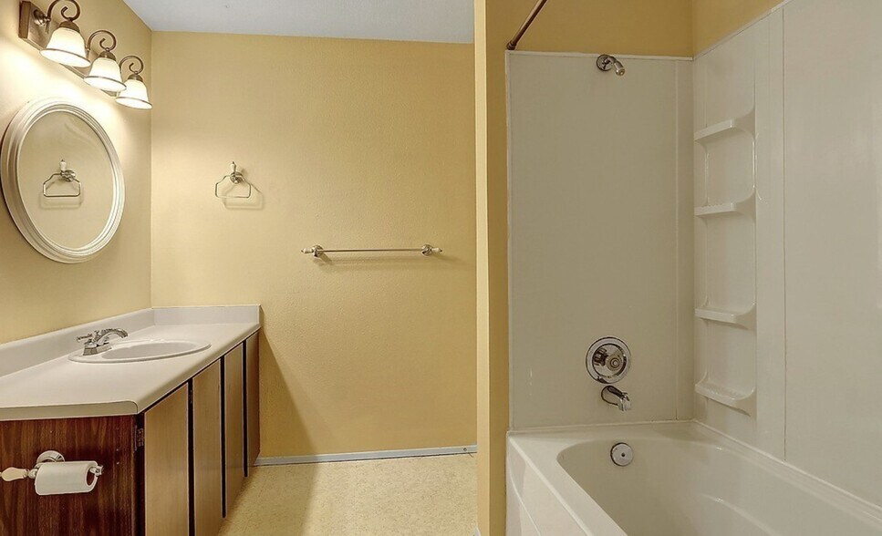 Building Photo - 12450 NE 130th Ct