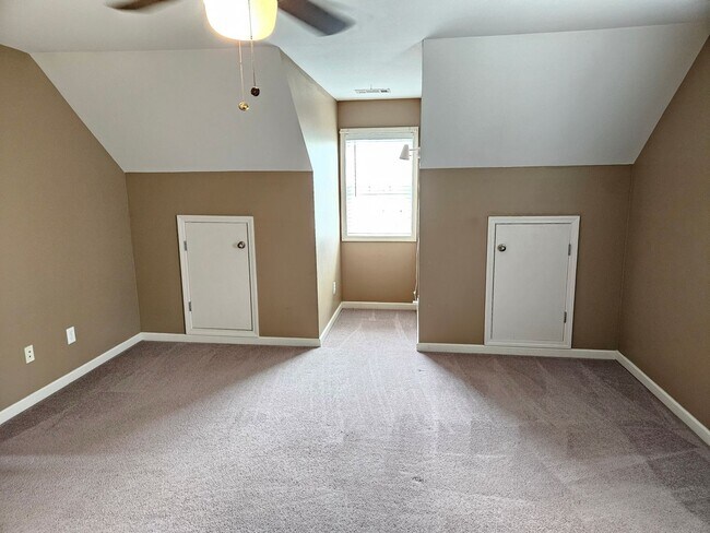 Building Photo - Rare 3 bedroom 2.5 bath home located in Dallas