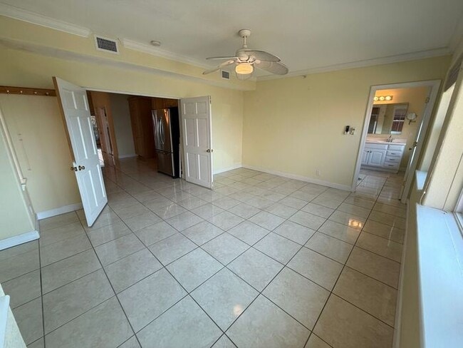 Building Photo - Pensacola Beach - 3 bedroom, 4 bathroom - 2nd and 3rd floor balconies with water view