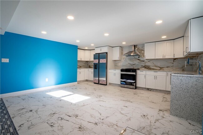 Building Photo - 599 Albany St